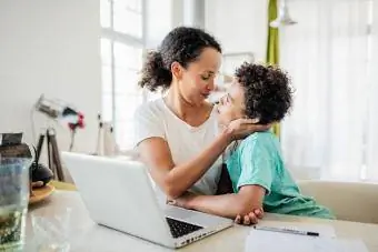 La mamma è affettuosa con il figlio giovane