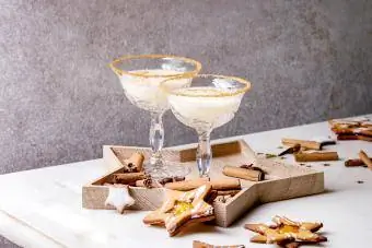 Martini aux biscuits au sucre avec bord de biscuits
