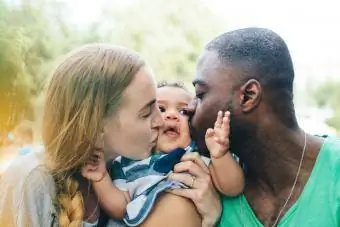 عائلة سعيدة تقبيل طفلهم