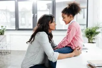 madre e figlia che parlano