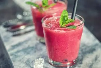 watermelon martini iliyotengenezwa upya na barafu na majani ya mint