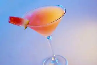 Cocktail de pastèque sur le comptoir du bar