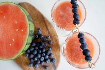 Vattenmelon och blåbär på bordet