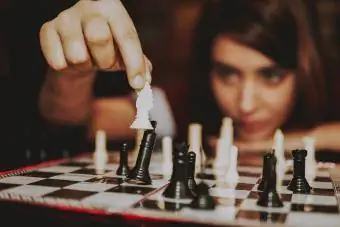 Satranç oynayan genç kadın