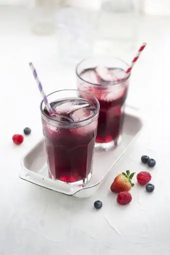 Gin dan buah-buahan dalam gelas minuman