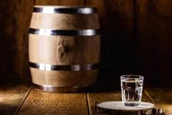 Old rustic oak barrel at mga baso ng mataas na kalidad na distilled alcohol