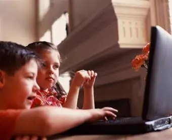 Vaikai, naudojantys nešiojamąjį kompiuterį