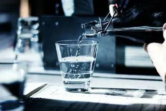 Gin se nalije do sklenice na stůl