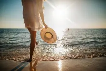 Kadının bacakları sahilde su sıçratıyor
