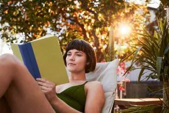 Mladá žena číta knihu