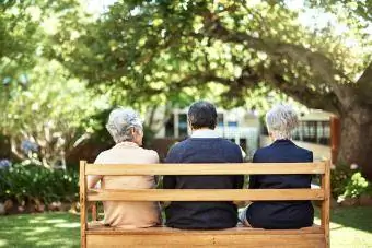 Të moshuarit ulur në mënyrë paqësore dhe të qetë jashtë në kopshte