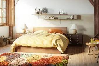 Przytulna i rustykalna sypialnia z ułożonymi półkami