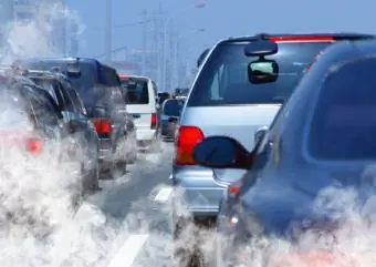 poluição do ar causada pela fumaça dos carros