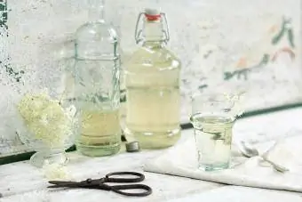 Mga bote ng salamin ng elderflower sirup at elderflower