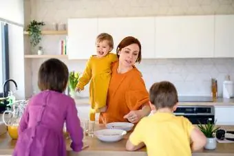 Ma met drie klein kinders