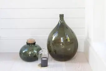 Vases en poterie en céramique dans le coin