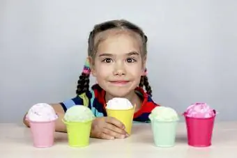 Κορίτσι που επιλέγει μια γεύση παγωτού