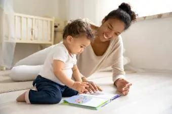 Mamá leyendo un libro con un bebé