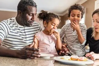 família comendo cupcakes