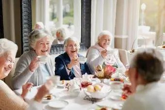 گروهی از سالمندان در حال خوردن چای
