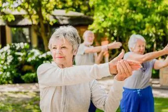 Mulheres idosas se exercitando no quintal