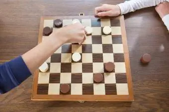 tabuleiro de xadrez de madeira feito à mão