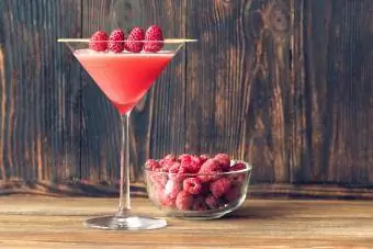 Raspberry Martini pada latar belakang kayu