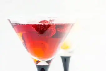 Красный коктейль с малиной