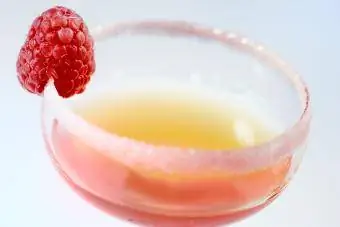 Тропический коктейль Мартини в стакане, покрытом сахаром