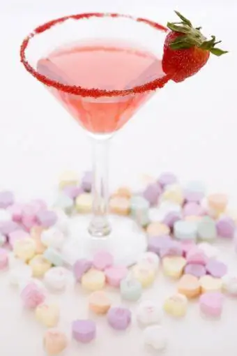 Cocktail entouré de coeurs de bonbons