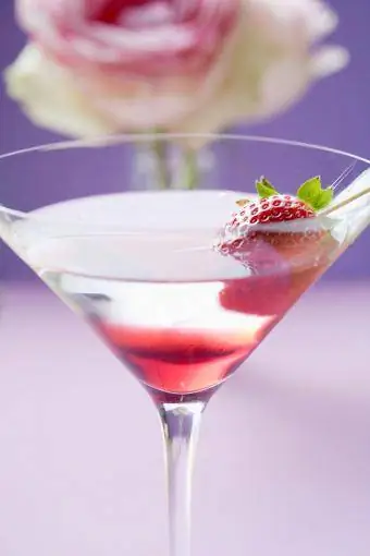 Martini s jahodou v pohári, ruža v pozadí