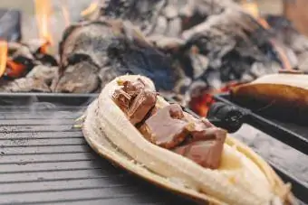 Canoa de plàtan a la brasa