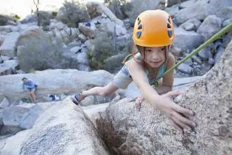 Tyttö kalliokiipeilyä