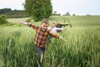 Kinders wat in 'n veld hardloop