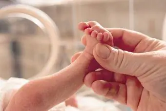 Malé predčasne narodené dieťa leží v inkubátore