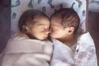 Premature pasgeboren twee-eiige tweelingen
