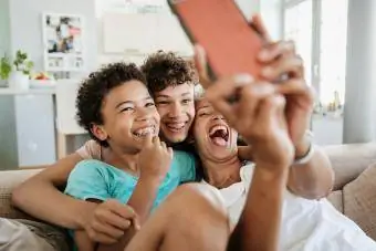 Ema lõbutseb koos oma poegadega, kes teevad selfisid
