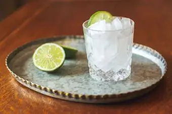 Rượu gin và thuốc bổ trong ly cocktail nằm trên khay kim loại