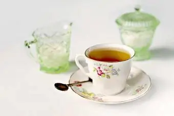 Taza de té Earl Grey negro en una taza floral antigua