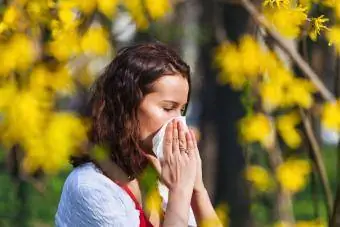 Polen allergiyası olan qadın