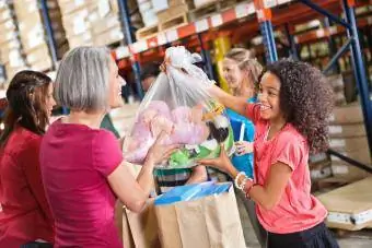 Vrijwilligers accepteren speelgoeddonaties in een magazijn