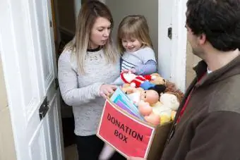 Steun voor gezinnen met speelgoeddonaties aan kinderen