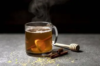 Hot toddy me mj altë limoni dhe kanellë