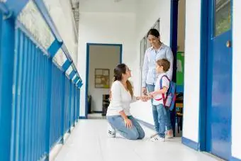 Մայրը վերցնում է իր երեխային դպրոցից և խոսում ուսուցչի հետ