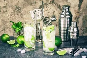 Cocktail Mojito cu lime verde și mentă în sticlă pe o masă de piatră