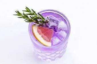 Gin og tonic med en skive rosa grapefrukt