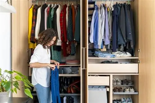 कपड़ों को कैसे व्यवस्थित करें और अपनी जगह को तुरंत सुव्यवस्थित कैसे करें