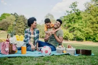 aile bir bahar gününü piknikte geçiriyor