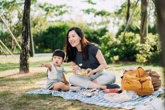 piknik di hari yang indah di taman