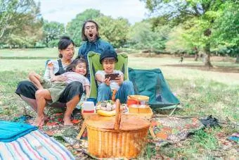 Aile halka açık parkta piknik yapıyor